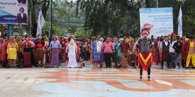 Kostum Pakaian Adat Semarakkan Upacara HarDikNas di Pemkot Sorong