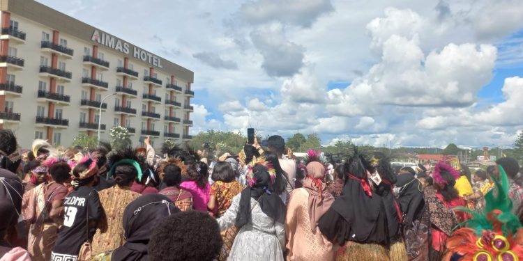 Open Ceremony Festival Pesona Tanah Papua Dimeriahkan Ribuan Penari “Tumbu Tanah”