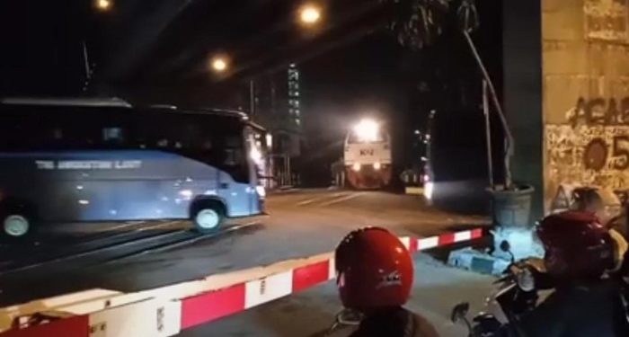 Viral 2 Bus TNI AL Terobos Pelintasan KA di Kota Malang