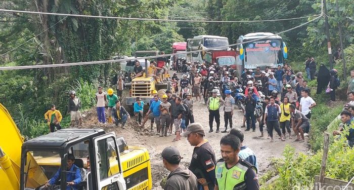 Jalan Poros Enrekang-Toraja Ambles, Lalu Lintas Macet 4 Km