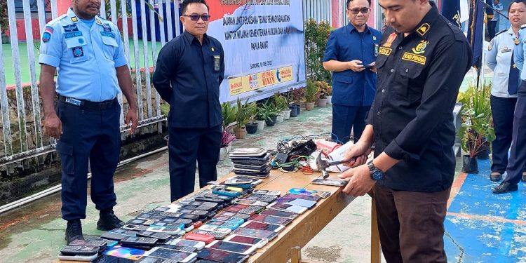 Puluhan HP Milik Warga Binaan Dihancurkan