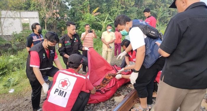 Seorang Nenek Tewas Tertabrak Kereta Api