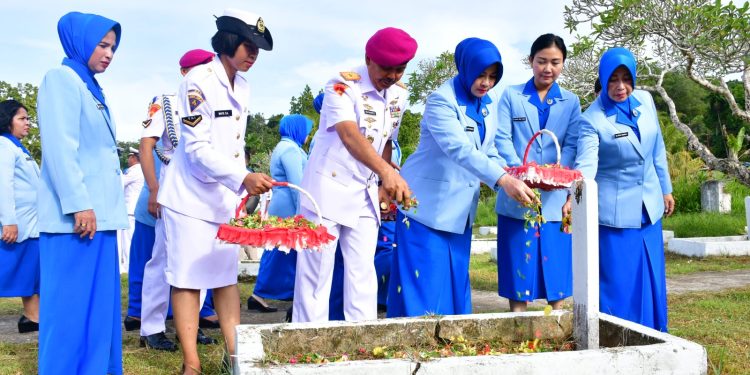 Jajaran TNI AL Tabur Bunga Jelang HUT Koarmada III dan Pasmar 3