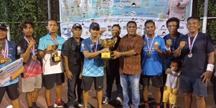 Tim Tenis PBD Boyong Piala Bergilir Gubernur