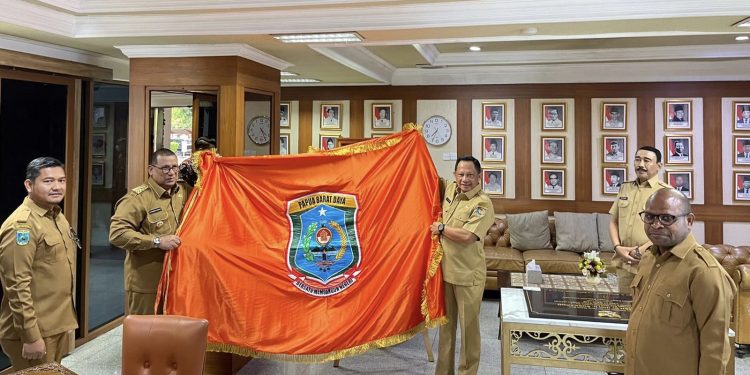 Lambang Daerah Papua Barat Daya Resmi Dikibarkan di Gedung Kemendagri