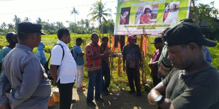 4 Jam Jalan Utama Distrik Mariat Diblokade