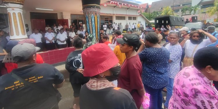 Demo, Aliansi Masyarakat Moi Minta Timsel MRP PBD Gugurkan 1 Calon