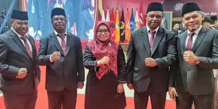 Diketuai Andarias Kambu, KPU RI Resmi Lantik 5 Anggota KPU PBD