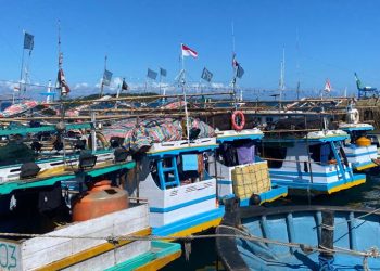 Cuaca Buruk, Puluhan Kapal Nelayan ‘Parkir’ di Pelabuhan