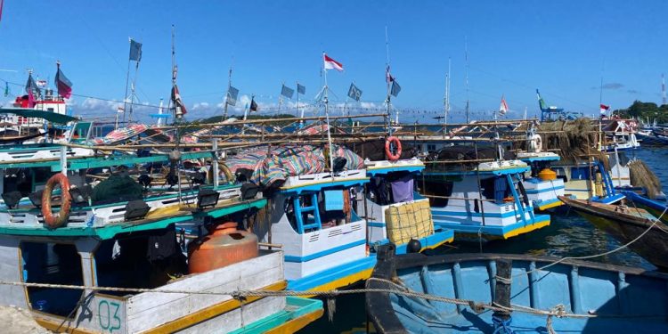 Cuaca Buruk, Puluhan Kapal Nelayan ‘Parkir’ di Pelabuhan