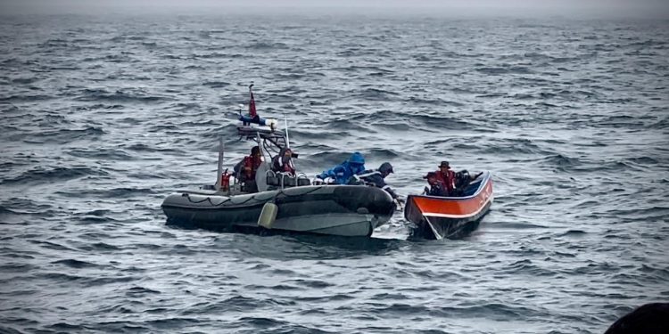 Dua Hari Terombang-ambing, Perahu Nelayan Diselamatkan oleh KRI Malahayati-362