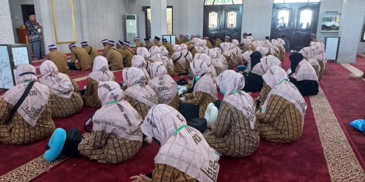 Suasana Haru Iringi Keberangkatan Calon Jemaah Haji di Bandara DEO Sorong