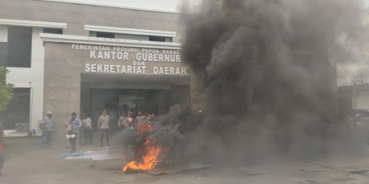 Pendemo:Maju Melawan Daripada Mati Tertindas!