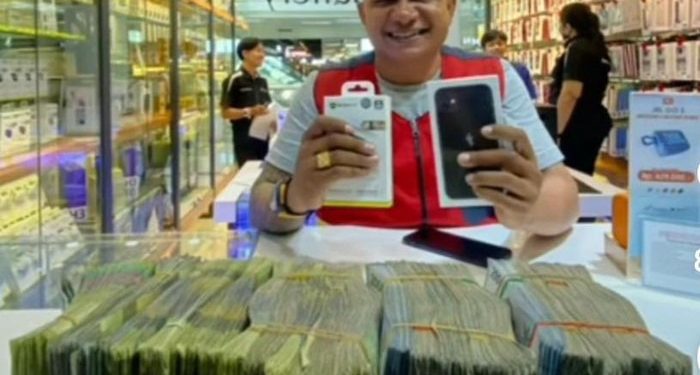 Kisah Jukir Makassar Beli iPhone Modal Uang Pecahan Rp 2.000