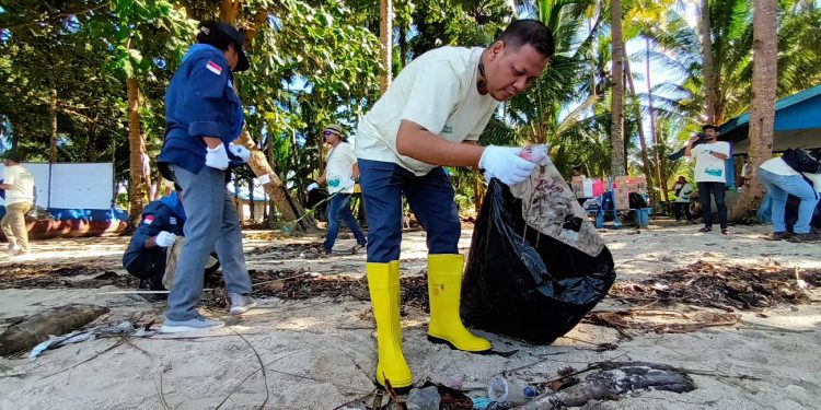 KLHK-SKK Migas-Pertamina EP Papua Bersihkan Pantai