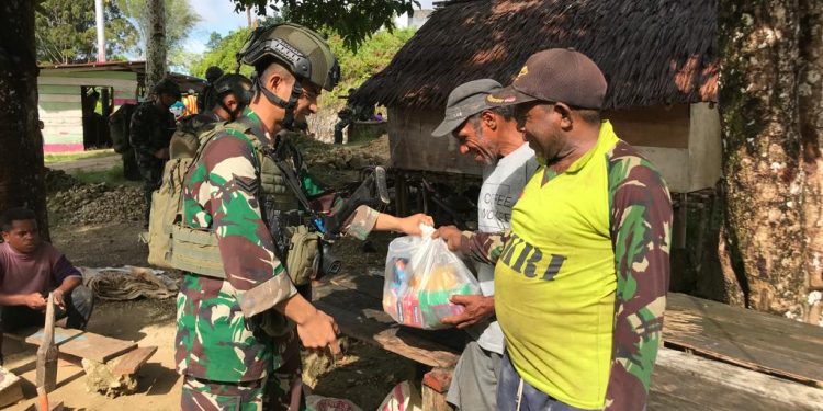 Satgas Yonif 133/YS Patroli Simpatik dan Bagikan Sembako Gratis