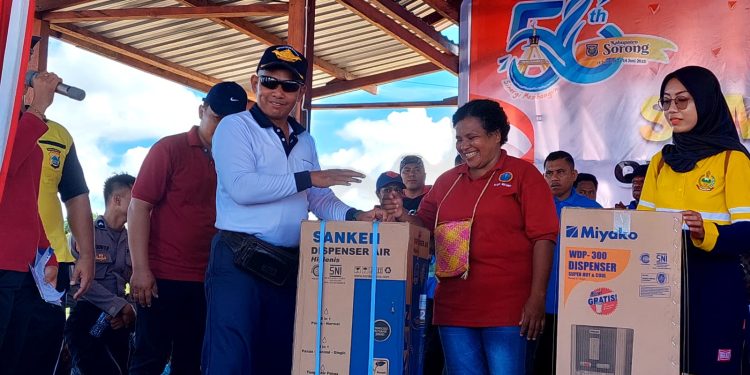 Kolaborasi Pemkab & Polres Sorong, Jalan Sehat Banjir Doorprize