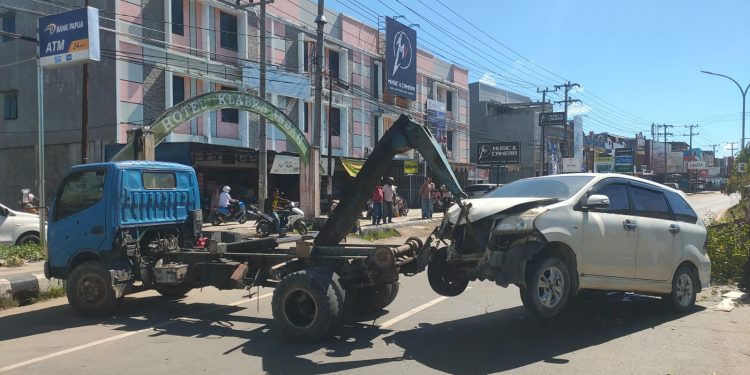 Mobil Mini Bus Tabrak Dua Pohon di Atas Median Jalan