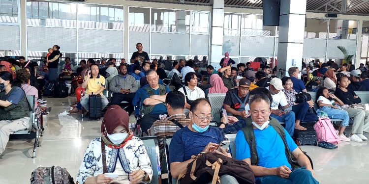 Akibat Cuaca Buruk, Penumpang Terkatung-Katung di Bandara Rendani