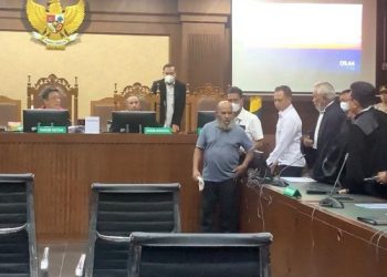 Didakwa Terima Suap Rp 46,8 Miliar, Lukas Enembe Teriak, Tunjuk-Tunjuk Jaksa