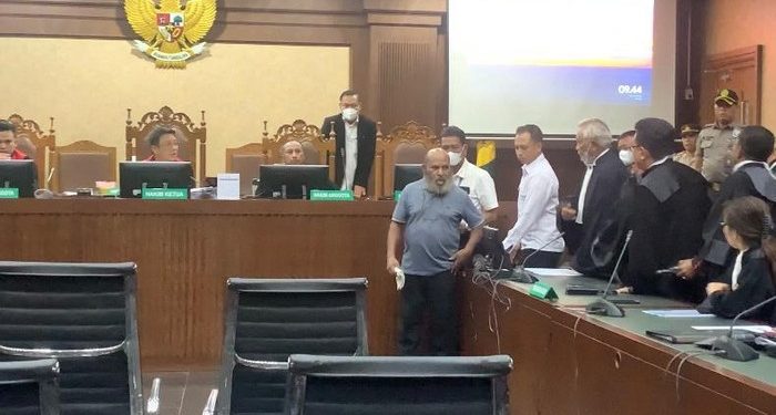 Didakwa Terima Suap Rp 46,8 Miliar, Lukas Enembe Teriak, Tunjuk-Tunjuk Jaksa