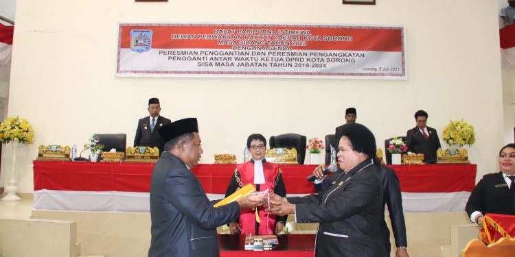Erwin Ayal Pegang Palu DPRD Kota Sorong