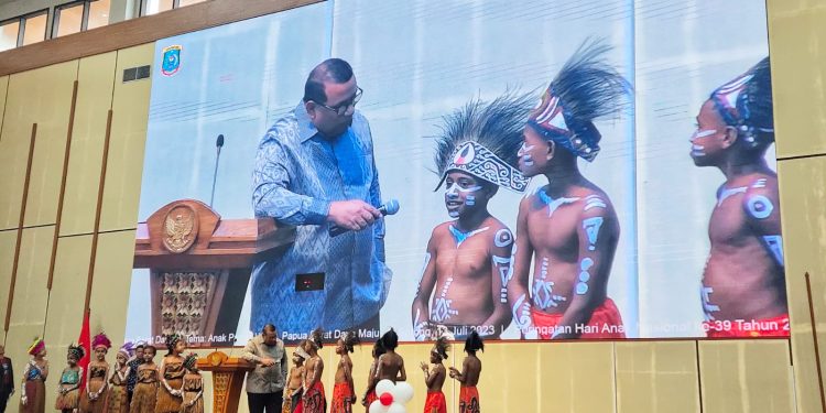 Peringati Hari Anak Nasional, Pj Gubernur PBD Bagi-bagi Beasiswa