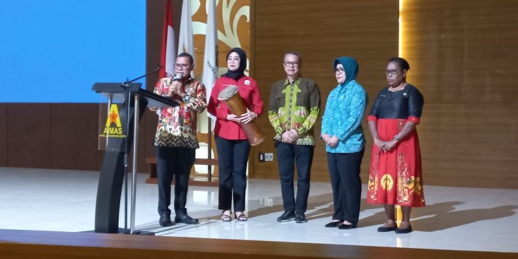 FK Unhas – PBD Gelar Simposium Workshop, Pengobatan Gratis dan Peremajaan Kulit