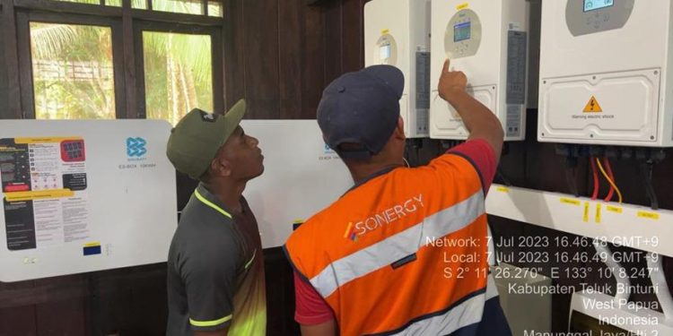 Tangguh LNG Serah Terima Pemasangan Listrik Tenaga Surya