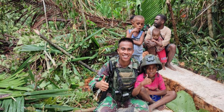 Lestarikan Kearifan Lokal, Satgas Yonif 133/YS Bersama Warga Panen Sagu