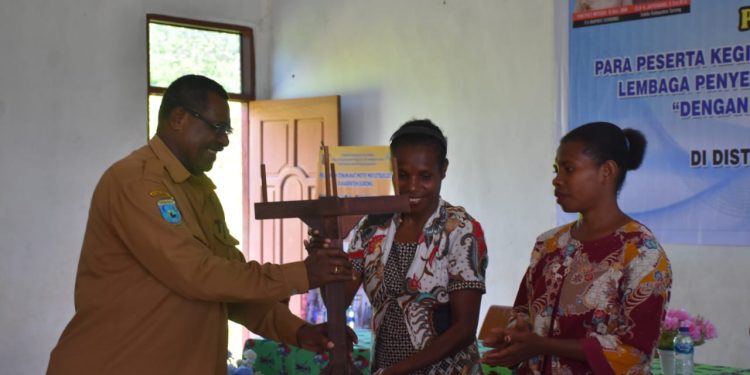 Tingkatkan SDM Perempuan Papua, Pemkab Sorong Beri Pelatihan Tenun Ikat