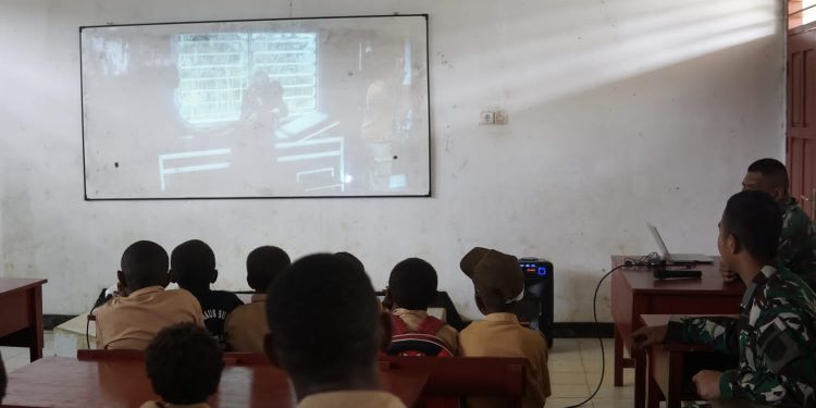 Satgas Yonif 133/YS Gelar Nobar Bersama Anak-Anak Sekolah Papua