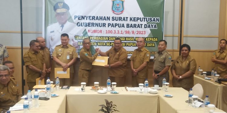 6 Kepala Daerah se-PBD Terima DBH Migas