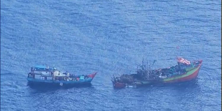 Pesawat TNI AL Laksanakan SAR Kecelakaan Kapal di Perairan Pulau Fani