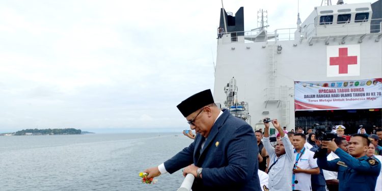 Kenang Jasa Pejuang, Tabur Bunga di KRI