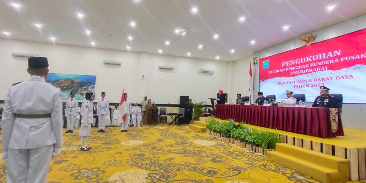 Perdana Kukuhkan Paskibraka PBD, Pj Gubernur: Kita Perhatikan Keberlanjutan Studi Mereka!