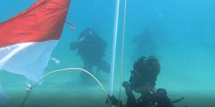 HUT RI, Koarmada III Kibarkan Merah Putih di Bawah Laut