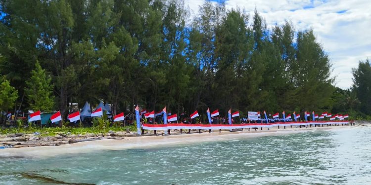 Pemprov PBD Bentangkan Merah Putih Sepanjang 78 Meter di Pulau Terluar
