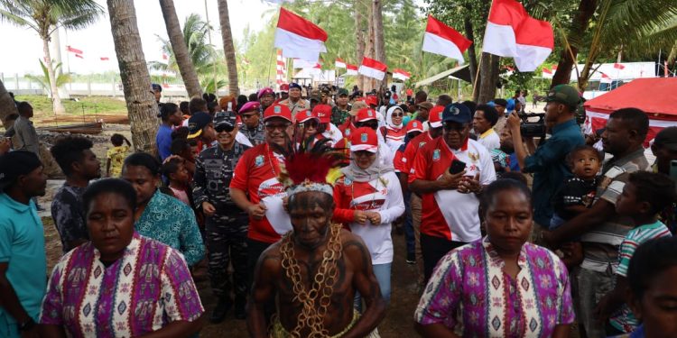 Sinergitas Koarmada III – Pemprov PBD Kibarkan dan Bentangkan Merah Putih di Pulau Terdepan dan Terluar