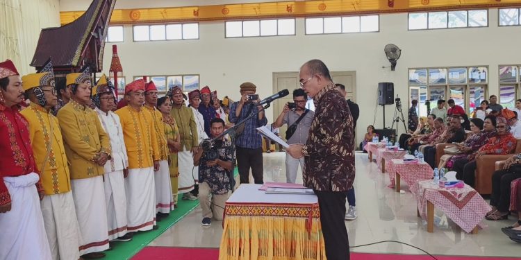 Gedung Tongkonan Diresmikan, Pj Sekda PBD Kukuhkan Pengurus PMTI PBD