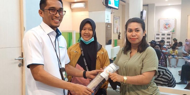 Peringati Hari Pelanggan, BPJAMSOSTEK Berbagi Cinderamata