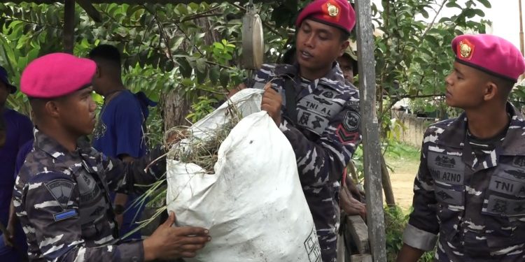 Bersih-Bersih Kali di Sorong, Pasmar 3 Angkut 3.9 Ton Sampah