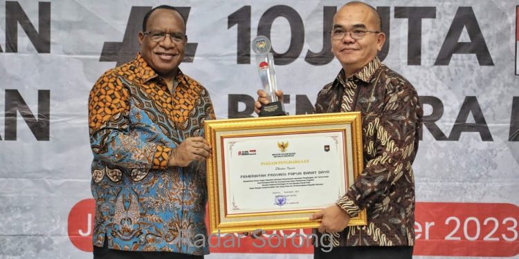 Pemprov PBD Terima Piagam Penghargaan Dari Kemendagri