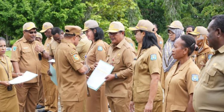 Pj Bupati Sorong Serahkan SK Pensiun dan Kenaikan Pangkat 596 ASN