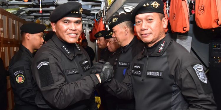 Pangkoarmada III Terima Brevet Kehormatan Hiu Kencana