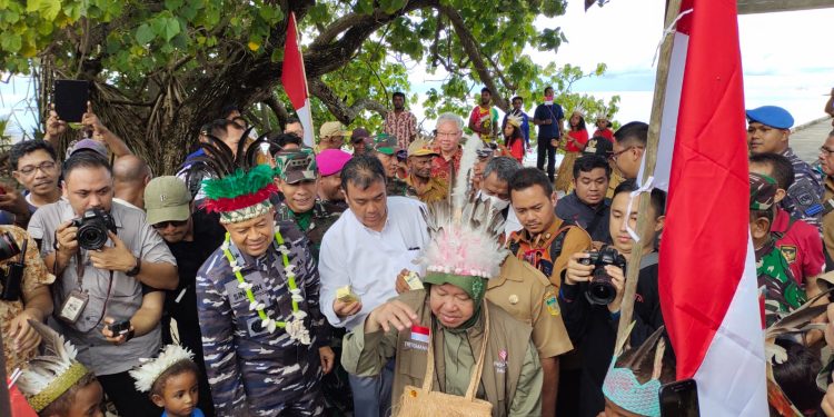 Kapal Perang TNI AL Dukung Ekspedisi Kebangsaan Pulau Mapia