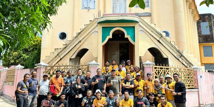 Jawara Bersihkan Masjid di Rawa Indah