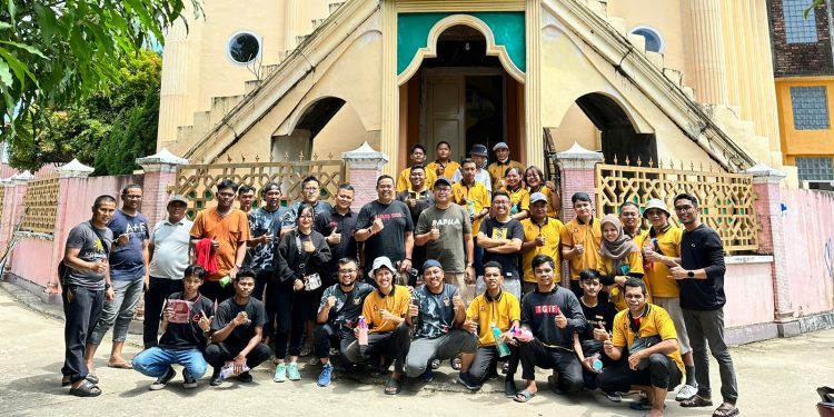 Jawara Bersihkan Masjid di Rawa Indah