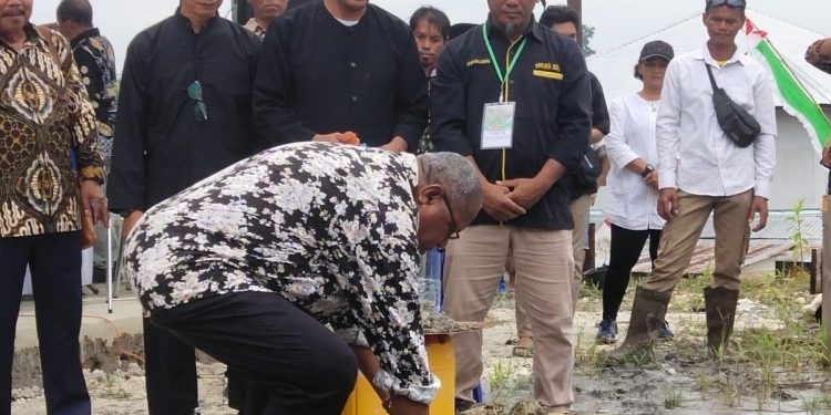Bupati Samsuddin Anggiluli Letakkan Batu Pertama Pembangunan Sekretariat Ikaswara Sorong Selatan