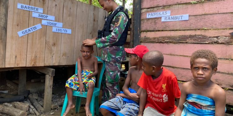 Barbershop Gratis Satgas Yonif 133/YS ‘Diserbu’ Anak-Anak